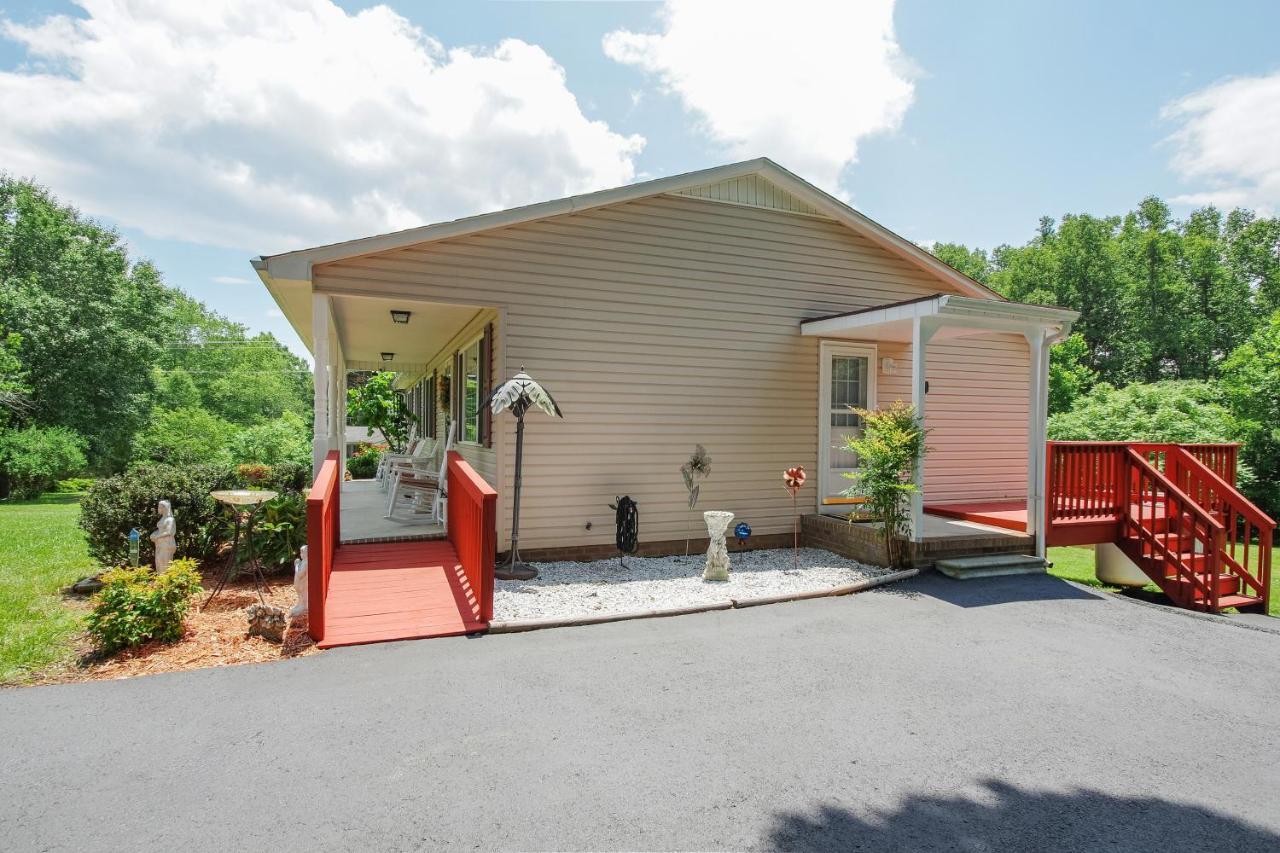 Chatham Getaway With Fireplace, Deck And Gas Grill! Экстерьер фото