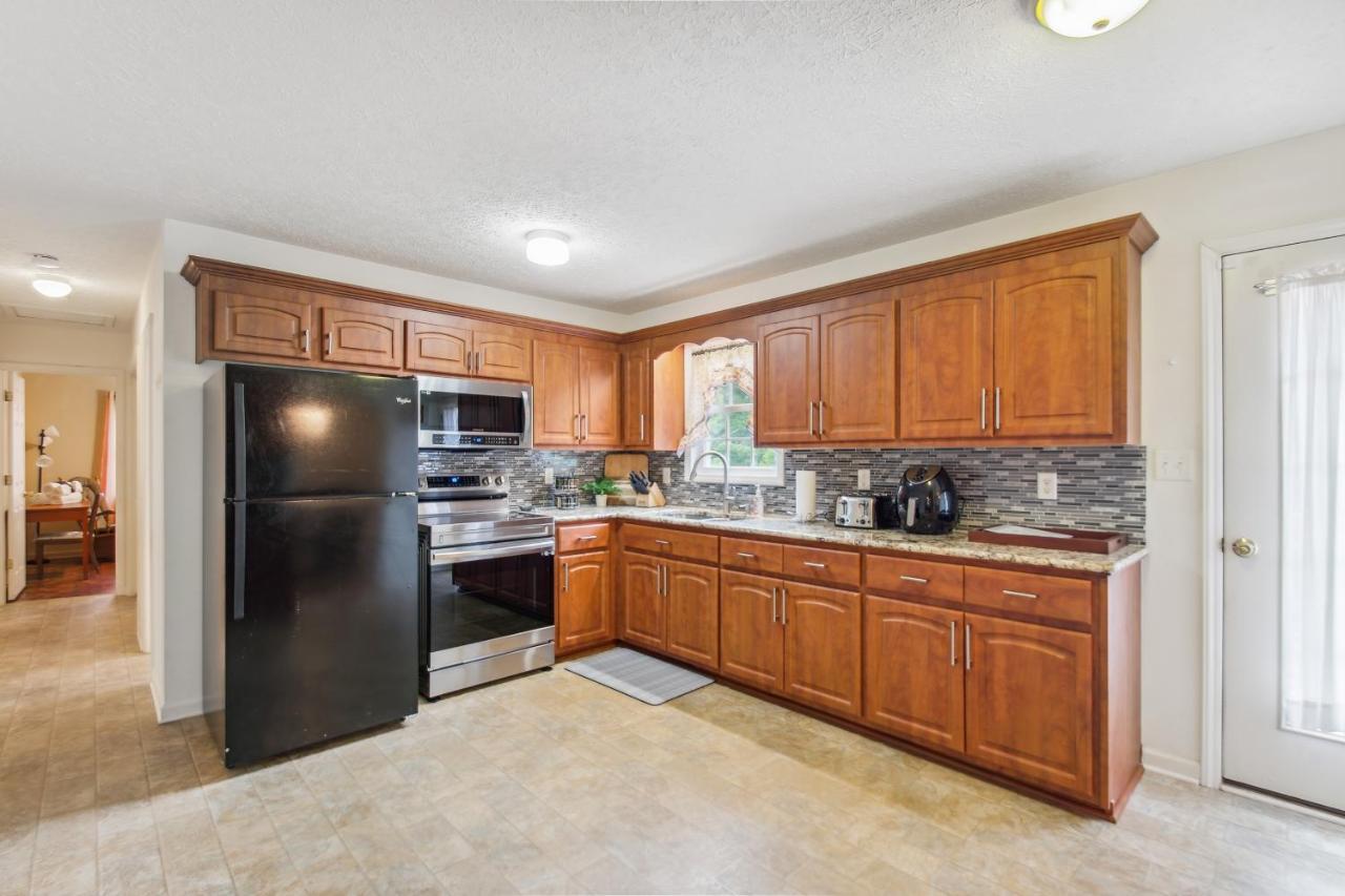 Chatham Getaway With Fireplace, Deck And Gas Grill! Экстерьер фото
