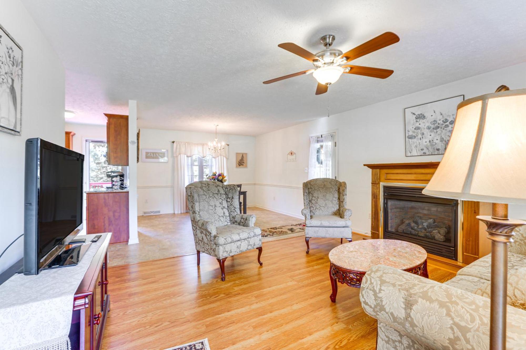 Chatham Getaway With Fireplace, Deck And Gas Grill! Экстерьер фото